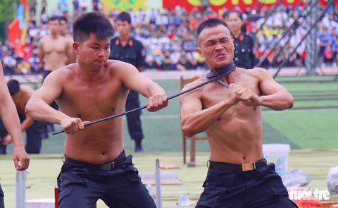 Ngỡ ngàng cảnh chiến sĩ cơ động quấn thanh sắt phi 12 quanh cổ - Ảnh 4. Ngỡ ngàng cảnh chiến sĩ cơ động quấn thanh sắt phi 12 quanh cổ - Ảnh 4.