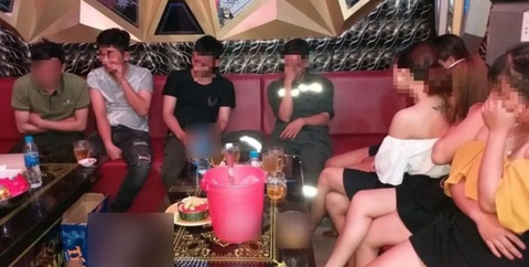 Quán karaoke đóng cửa chính, mở cửa sau đón khách bất chấp lệnh cấm tụ tập - Ảnh 1. Quán karaoke đóng cửa chính, mở cửa sau đón khách bất chấp lệnh cấm tụ tập - Ảnh 1.