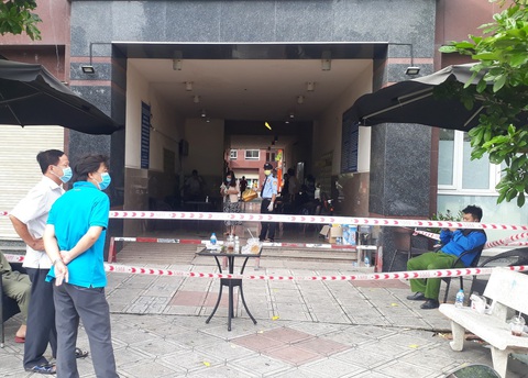 Phong tỏa một block 15 tầng chung cư Thái An có ca nghi nhiễm virus corona - Ảnh 2. Phong tỏa một block 15 tầng chung cư Thái An có ca nghi nhiễm virus corona - Ảnh 2.
