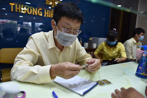 Giá vàng đua xuống, có nên mua lúc này? - Ảnh 2. Giá vàng đua xuống, có nên mua lúc này? - Ảnh 2.