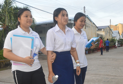 Mổ ruột thừa được 2 ngày, thí sinh Khmer quyết không bỏ lỡ kỳ thi - Ảnh 1. Mổ ruột thừa được 2 ngày, thí sinh Khmer quyết không bỏ lỡ kỳ thi - Ảnh 1.