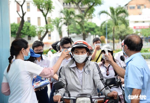 Những chiến sĩ áo trắng hỗ trợ thi tốt nghiệp THPT 2020 - Ảnh 12. Những chiến sĩ áo trắng hỗ trợ thi tốt nghiệp THPT 2020 - Ảnh 12.