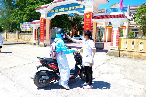 Những chiến sĩ áo trắng hỗ trợ thi tốt nghiệp THPT 2020 - Ảnh 13. Những chiến sĩ áo trắng hỗ trợ thi tốt nghiệp THPT 2020 - Ảnh 13.