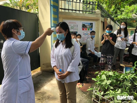 Những chiến sĩ áo trắng hỗ trợ thi tốt nghiệp THPT 2020 - Ảnh 6. Những chiến sĩ áo trắng hỗ trợ thi tốt nghiệp THPT 2020 - Ảnh 6.