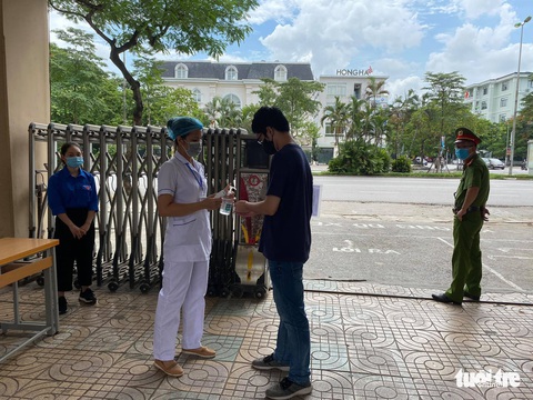 Những chiến sĩ áo trắng hỗ trợ thi tốt nghiệp THPT 2020 - Ảnh 10. Những chiến sĩ áo trắng hỗ trợ thi tốt nghiệp THPT 2020 - Ảnh 10.
