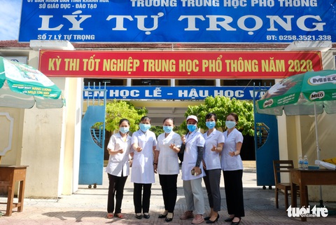 Những chiến sĩ áo trắng hỗ trợ thi tốt nghiệp THPT 2020 - Ảnh 14. Những chiến sĩ áo trắng hỗ trợ thi tốt nghiệp THPT 2020 - Ảnh 14.