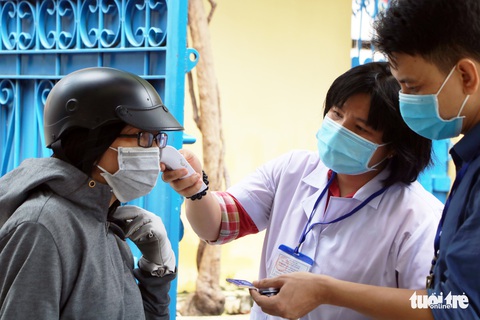 Những chiến sĩ áo trắng hỗ trợ thi tốt nghiệp THPT 2020 - Ảnh 7. Những chiến sĩ áo trắng hỗ trợ thi tốt nghiệp THPT 2020 - Ảnh 7.