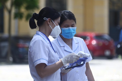 Những chiến sĩ áo trắng hỗ trợ thi tốt nghiệp THPT 2020 - Ảnh 3. Những chiến sĩ áo trắng hỗ trợ thi tốt nghiệp THPT 2020 - Ảnh 3.