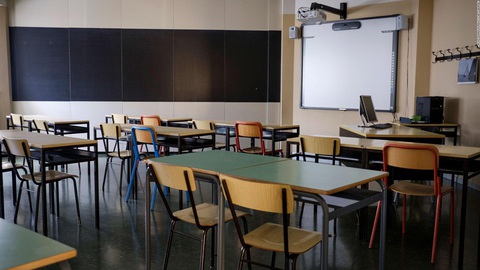 Trường học Italy cưa nhỏ bàn ghế để học sinh giãn cách xã hội - Ảnh 1. Trường học Italy cưa nhỏ bàn ghế để học sinh giãn cách xã hội - Ảnh 1.