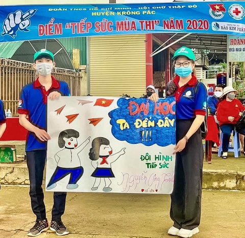 Đại học ơi ta đến đây và những kiểu cổ vũ thí sinh cực dễ thương - Ảnh 2. Đại học ơi ta đến đây và những kiểu cổ vũ thí sinh cực dễ thương - Ảnh 2.