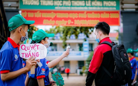 Đại học ơi ta đến đây và những kiểu cổ vũ thí sinh cực dễ thương - Ảnh 3. Đại học ơi ta đến đây và những kiểu cổ vũ thí sinh cực dễ thương - Ảnh 3.