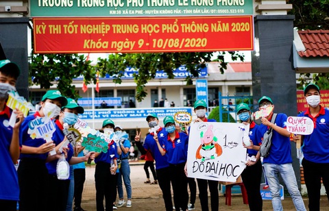 Đại học ơi ta đến đây và những kiểu cổ vũ thí sinh cực dễ thương - Ảnh 4. Đại học ơi ta đến đây và những kiểu cổ vũ thí sinh cực dễ thương - Ảnh 4.