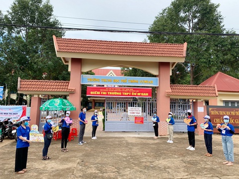 Đại học ơi ta đến đây và những kiểu cổ vũ thí sinh cực dễ thương - Ảnh 5. Đại học ơi ta đến đây và những kiểu cổ vũ thí sinh cực dễ thương - Ảnh 5.