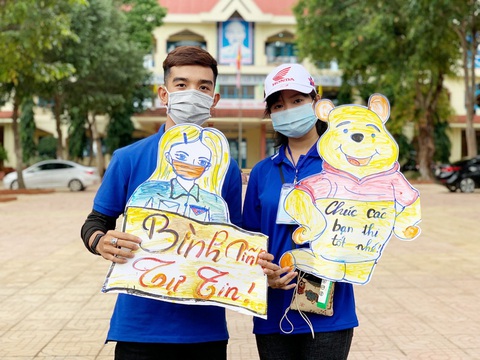 Đại học ơi ta đến đây và những kiểu cổ vũ thí sinh cực dễ thương - Ảnh 6. Đại học ơi ta đến đây và những kiểu cổ vũ thí sinh cực dễ thương - Ảnh 6.