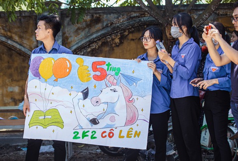 Đại học ơi ta đến đây và những kiểu cổ vũ thí sinh cực dễ thương - Ảnh 9. Đại học ơi ta đến đây và những kiểu cổ vũ thí sinh cực dễ thương - Ảnh 9.