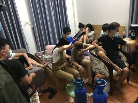 Tụ tập ăn nhậu, hút bóng cười giữa lúc giãn cách xã hội - Ảnh 1. Tụ tập ăn nhậu, hút bóng cười giữa lúc giãn cách xã hội - Ảnh 1.