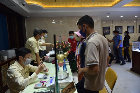 Vàng giảm đứng tim, có cửa hàng bán 54,98 triệu/lượng, nhưng mua vô chỉ 53 triệu - Ảnh 1. Vàng giảm đứng tim, có cửa hàng bán 54,98 triệu/lượng, nhưng mua vô chỉ 53 triệu - Ảnh 1.
