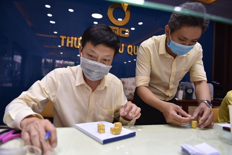 Vàng rớt giá quá nhanh và sốc, công ty lẫn tiệm vàng cạn tiền thâu vô - Ảnh 1. Vàng rớt giá quá nhanh và sốc, công ty lẫn tiệm vàng cạn tiền thâu vô - Ảnh 1.