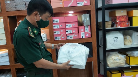 Bắt kho hàng nghi nhái, giả thương hiệu, mỗi tháng bán hàng tỉ đồng - Ảnh 1. Bắt kho hàng nghi nhái, giả thương hiệu, mỗi tháng bán hàng tỉ đồng - Ảnh 1.