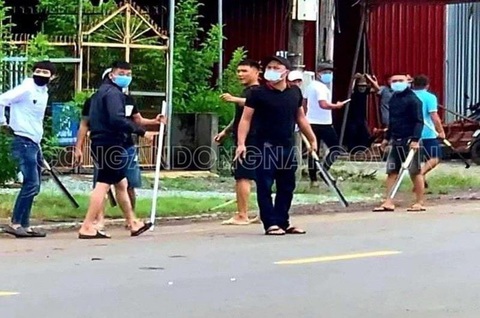 Ngăn chặn vụ hỗn chiến, bắt 9 thanh niên đi ôtô mang hung khí chém người - Ảnh 1. Ngăn chặn vụ hỗn chiến, bắt 9 thanh niên đi ôtô mang hung khí chém người - Ảnh 1.