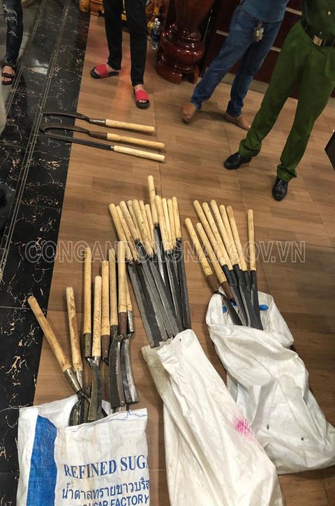 Ngăn chặn vụ hỗn chiến, bắt 9 thanh niên đi ôtô mang hung khí chém người - Ảnh 2. Ngăn chặn vụ hỗn chiến, bắt 9 thanh niên đi ôtô mang hung khí chém người - Ảnh 2.