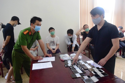 Bắt 7 người Trung Quốc có hành vi đánh bạc qua mạng - Ảnh 1. Bắt 7 người Trung Quốc có hành vi đánh bạc qua mạng - Ảnh 1.