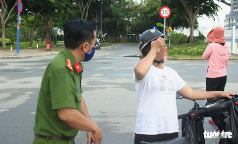 Tài xế không đeo khẩu trang chạy không kịp và thiên đường... nóc hầm Thủ Thiêm - Ảnh 2. Tài xế không đeo khẩu trang chạy không kịp và thiên đường... nóc hầm Thủ Thiêm - Ảnh 2.