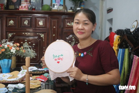 Sáng tạo khẩu trang thêu khuyến khích bạn trẻ đeo khẩu trang chống dịch COVID-19 - Ảnh 1. Sáng tạo khẩu trang thêu khuyến khích bạn trẻ đeo khẩu trang chống dịch COVID-19 - Ảnh 1.