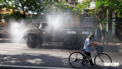 Hải Phòng tiếp tục khử khuẩn các tuyến phố chính để ngừa COVID-19 - Ảnh 1. Hải Phòng tiếp tục khử khuẩn các tuyến phố chính để ngừa COVID-19 - Ảnh 1.