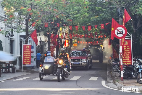Hải Phòng tiếp tục khử khuẩn các tuyến phố chính để ngừa COVID-19 - Ảnh 3. Hải Phòng tiếp tục khử khuẩn các tuyến phố chính để ngừa COVID-19 - Ảnh 3.