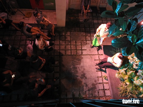 Khán giả đứng ngoài cửa sổ nhà bếp để xem kịch về giãn cách xã hội - Ảnh 3. Khán giả đứng ngoài cửa sổ nhà bếp để xem kịch về giãn cách xã hội - Ảnh 3.