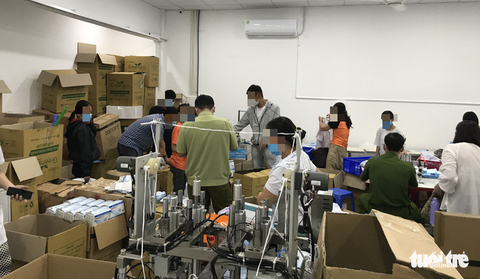 Công an tạm giữ 110.000 khẩu trang y tế tại nơi không có giấy phép kinh doanh - Ảnh 2. Công an tạm giữ 110.000 khẩu trang y tế tại nơi không có giấy phép kinh doanh - Ảnh 2.