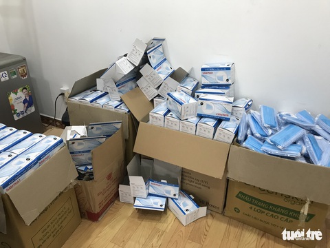 Công an tạm giữ 110.000 khẩu trang y tế tại nơi không có giấy phép kinh doanh - Ảnh 3. Công an tạm giữ 110.000 khẩu trang y tế tại nơi không có giấy phép kinh doanh - Ảnh 3.