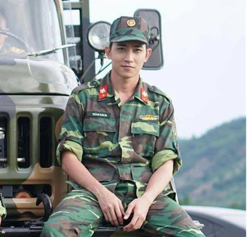 Võ Cảnh điển trai, sang chảnh, sáng bừng giữa những gã đàn ông cục mịch trên phim - Ảnh 5. Võ Cảnh điển trai, sang chảnh, sáng bừng giữa những gã đàn ông cục mịch trên phim - Ảnh 5.