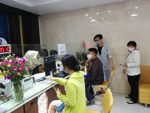 Giá vàng đảo điên: sáng bán khi giá xuống, chiều đội mưa đi mua khi giá lên - Ảnh 1. Giá vàng đảo điên: sáng bán khi giá xuống, chiều đội mưa đi mua khi giá lên - Ảnh 1.