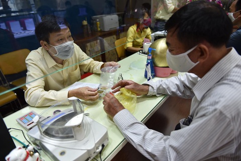 Giá vàng đảo điên: sáng bán khi giá xuống, chiều đội mưa đi mua khi giá lên - Ảnh 4. Giá vàng đảo điên: sáng bán khi giá xuống, chiều đội mưa đi mua khi giá lên - Ảnh 4.