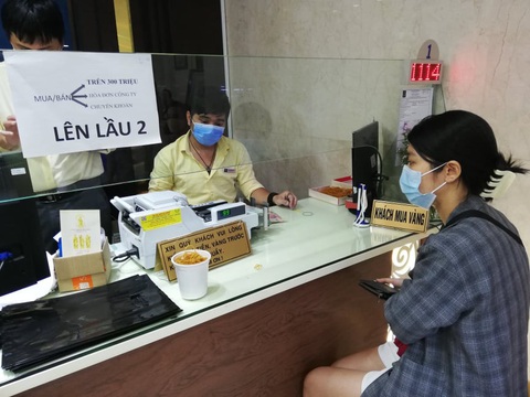 Giá vàng đảo điên: sáng bán khi giá xuống, chiều đội mưa đi mua khi giá lên - Ảnh 6. Giá vàng đảo điên: sáng bán khi giá xuống, chiều đội mưa đi mua khi giá lên - Ảnh 6.