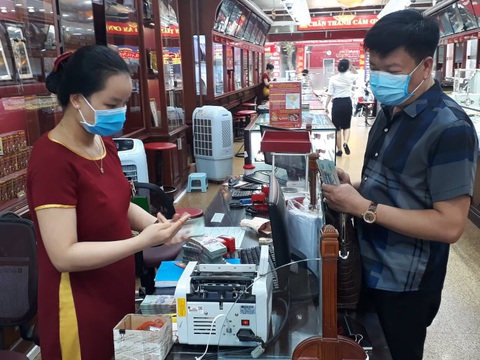 Giá vàng đảo điên: sáng bán khi giá xuống, chiều đội mưa đi mua khi giá lên - Ảnh 5. Giá vàng đảo điên: sáng bán khi giá xuống, chiều đội mưa đi mua khi giá lên - Ảnh 5.