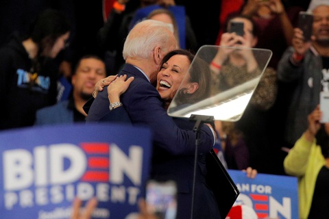 Ông Biden chọn phụ nữ làm cấp phó, ông Trump nói gì? - Ảnh 1. Ông Biden chọn phụ nữ làm cấp phó, ông Trump nói gì? - Ảnh 1.