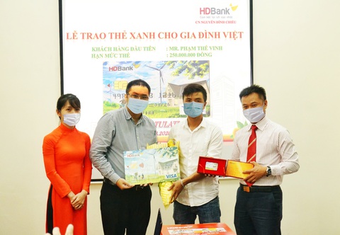 HDBank trao “Thẻ Xanh cho gia đình Việt” cho khách hàng đầu tiên - Ảnh 1. HDBank trao “Thẻ Xanh cho gia đình Việt” cho khách hàng đầu tiên - Ảnh 1.