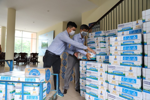 Vinamilk ủng hộ 8 tỉ đồng chống dịch COVID-19 - Ảnh 3. Vinamilk ủng hộ 8 tỉ đồng chống dịch COVID-19 - Ảnh 3.