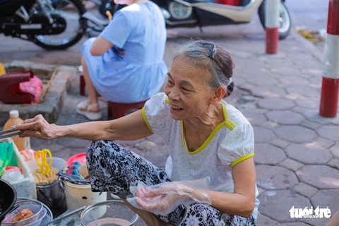 Quán nem bà còng không bàn, không bát, nức tiếng Hà thành 20 năm - Ảnh 2. Quán nem bà còng không bàn, không bát, nức tiếng Hà thành 20 năm - Ảnh 2.