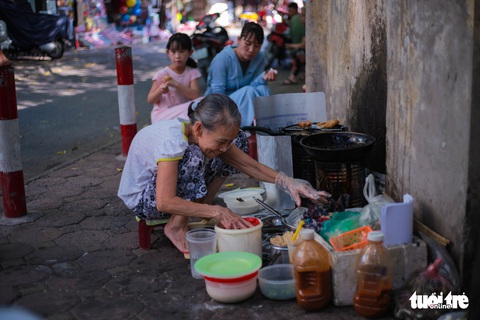 Quán nem bà còng không bàn, không bát, nức tiếng Hà thành 20 năm - Ảnh 1. Quán nem bà còng không bàn, không bát, nức tiếng Hà thành 20 năm - Ảnh 1.