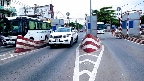 Trạm thu phí ngay cửa ngõ Sài Gòn: Quá hạn dỡ bỏ 2 tuần vẫn trơ trơ - Ảnh 1. Trạm thu phí ngay cửa ngõ Sài Gòn: Quá hạn dỡ bỏ 2 tuần vẫn trơ trơ - Ảnh 1.
