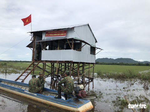 Chốt nhà sàn vượt lũ của biên phòng An Giang để chống dịch COVID-19 - Ảnh 1. Chốt nhà sàn vượt lũ của biên phòng An Giang để chống dịch COVID-19 - Ảnh 1.