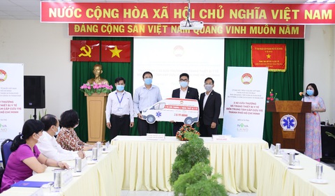 Tập đoàn Novaland tặng xe cấp cứu hỗ trợ tuyến đầu chống dịch - Ảnh 1. Tập đoàn Novaland tặng xe cấp cứu hỗ trợ tuyến đầu chống dịch - Ảnh 1.