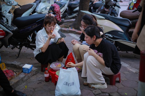 Quán nem bà còng không bàn, không bát, nức tiếng Hà thành 20 năm - Ảnh 5. Quán nem bà còng không bàn, không bát, nức tiếng Hà thành 20 năm - Ảnh 5.