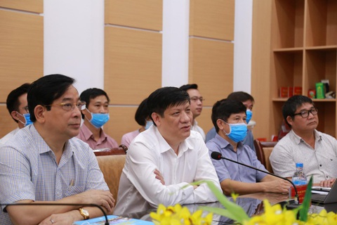 4 giáo sư đầu ngành vào Huế, Quảng Nam cứu bệnh nhân COVID-19 nặng - Ảnh 1. 4 giáo sư đầu ngành vào Huế, Quảng Nam cứu bệnh nhân COVID-19 nặng - Ảnh 1.