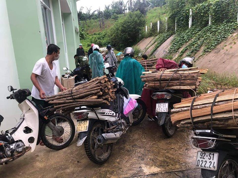 Đoàn thanh niên góp củi cho khu cách ly - Ảnh 1. Đoàn thanh niên góp củi cho khu cách ly - Ảnh 1.