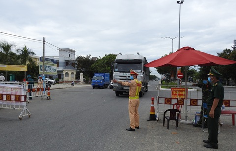 Hỗ trợ người hoàn thành cách ly rời Đà Nẵng về địa phương - Ảnh 1. Hỗ trợ người hoàn thành cách ly rời Đà Nẵng về địa phương - Ảnh 1.